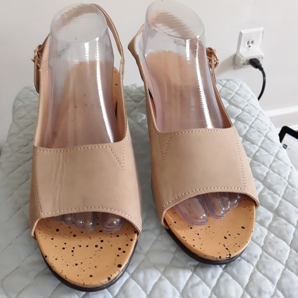 ABCDEF Tan Lightweight Sandal size 10/ 41 Shoes - Picture 4 of 6